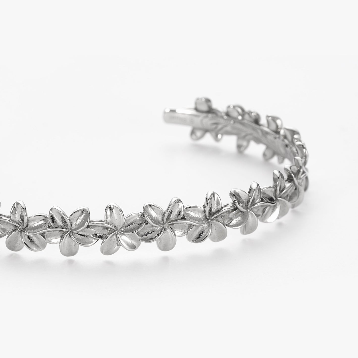 【Smart Wailea】 Ewalu Plumeria Bangle